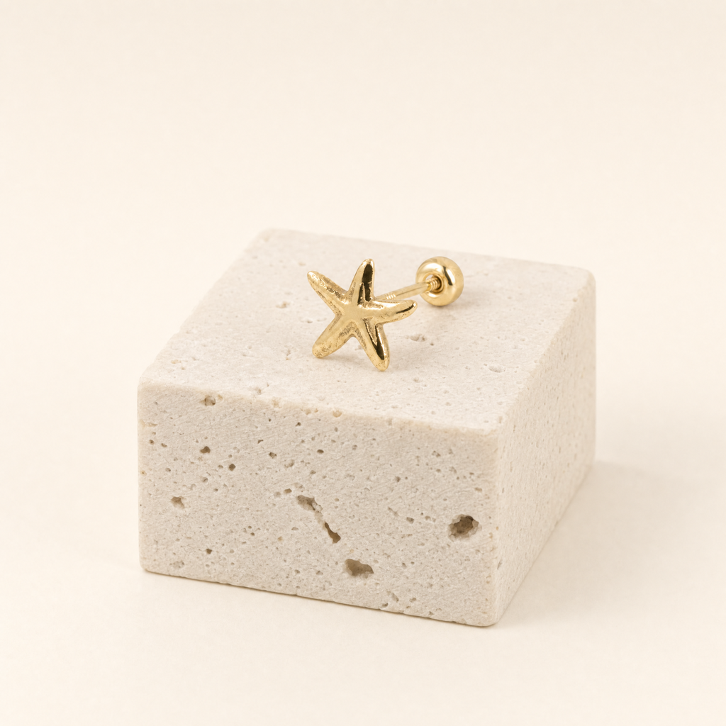 Broquel estrella de mar de oro 10k, una pieza sobre piedra clara