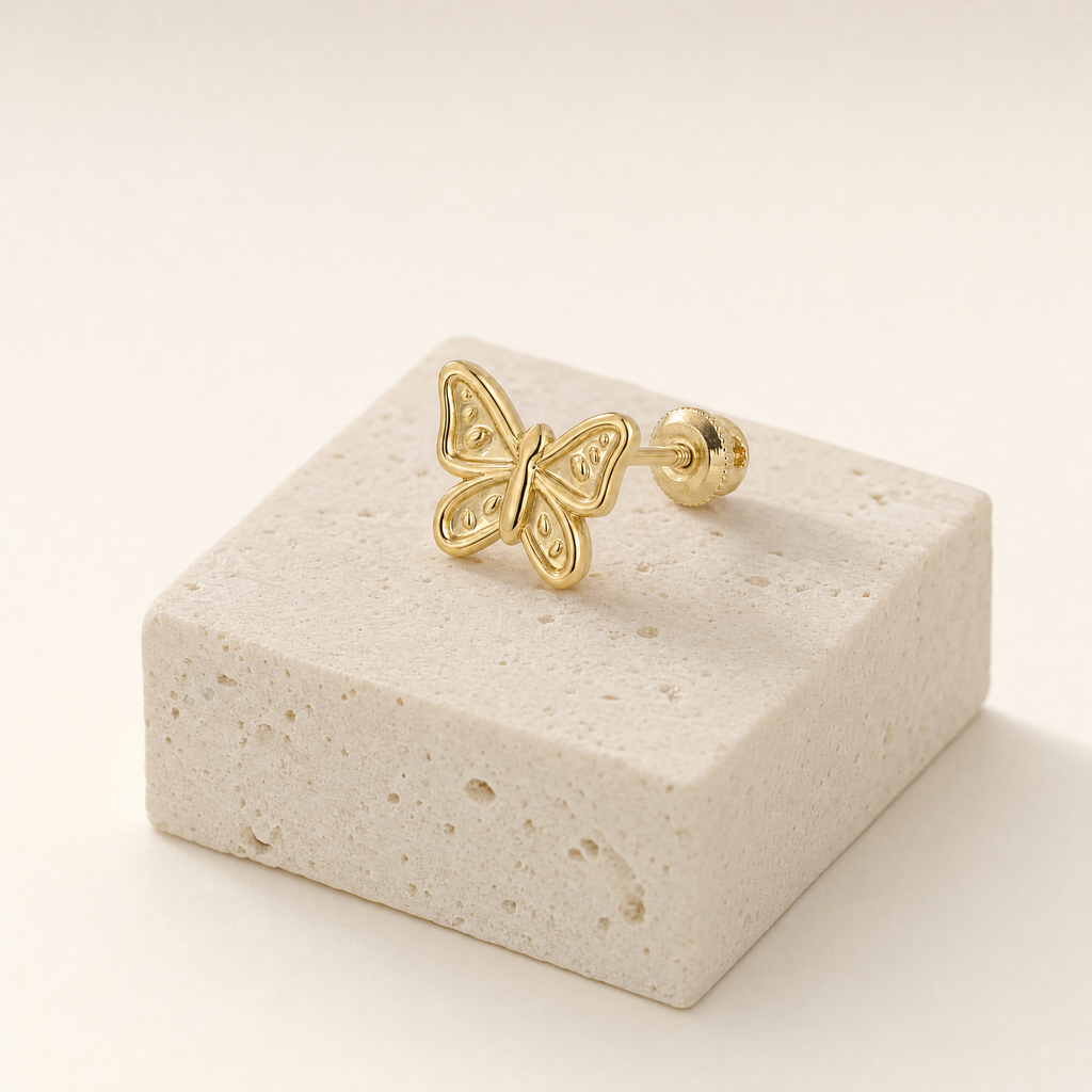 Broquel mariposa de oro 10k, una pieza sobre piedra clara