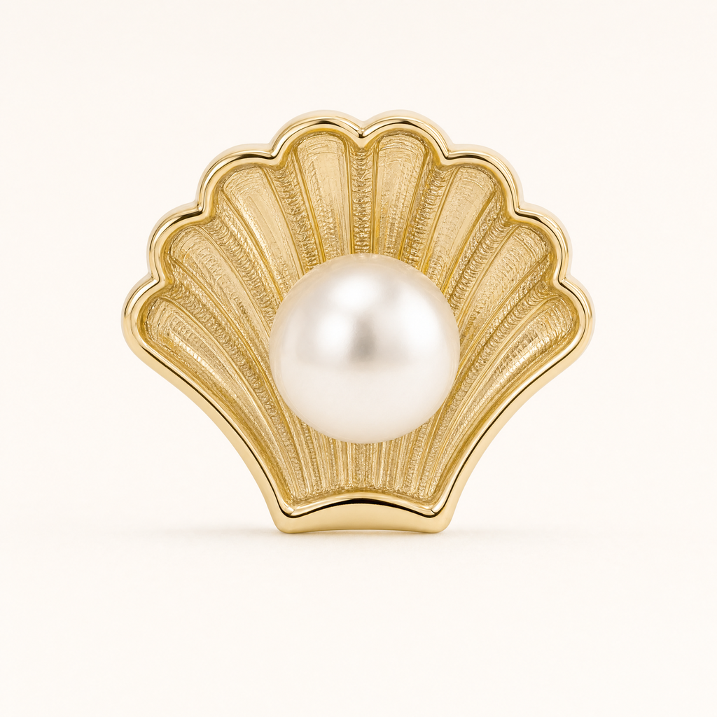 Broquel Almeja con Perla de oro 10k, acercamiento del frente y sus detalles.