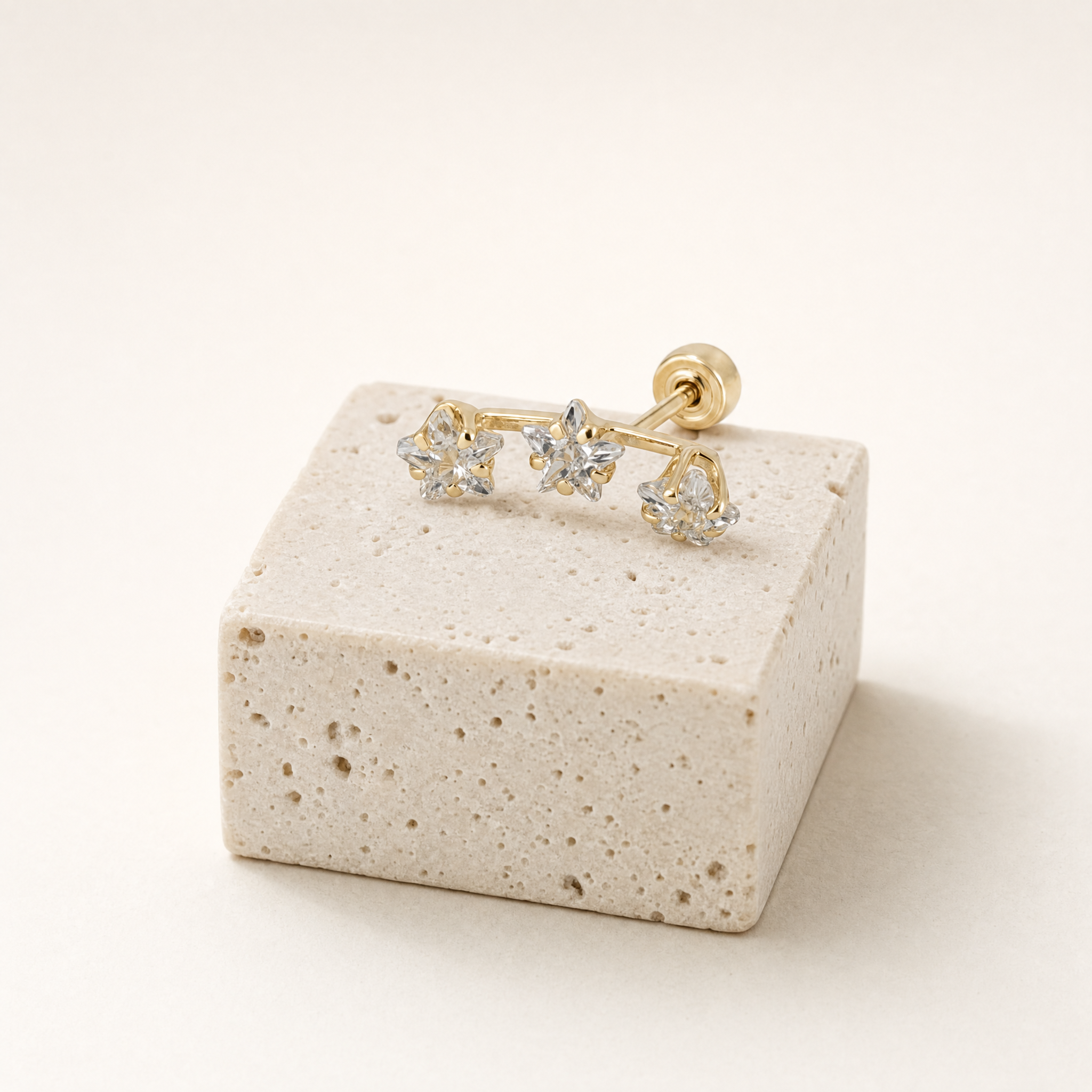 Broquel constelacion zirconia de oro 10k, una pieza sobre piedra clara