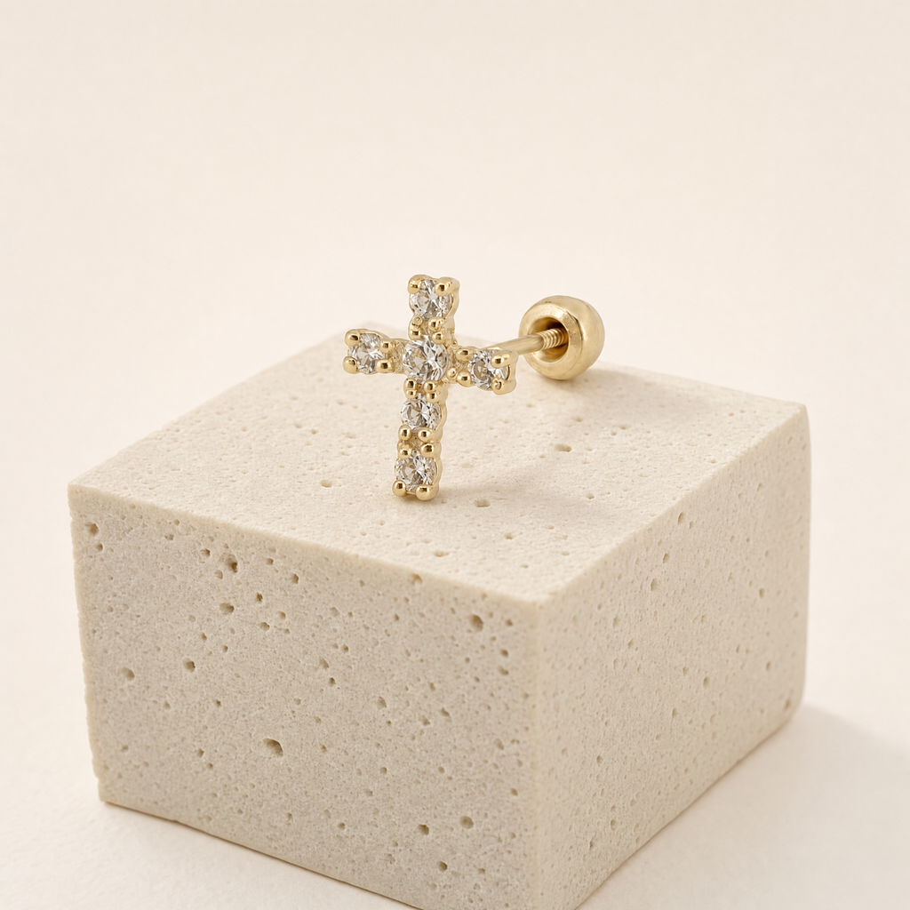 Broquel cruz zirconia de oro 10k, una pieza sobre piedra clara