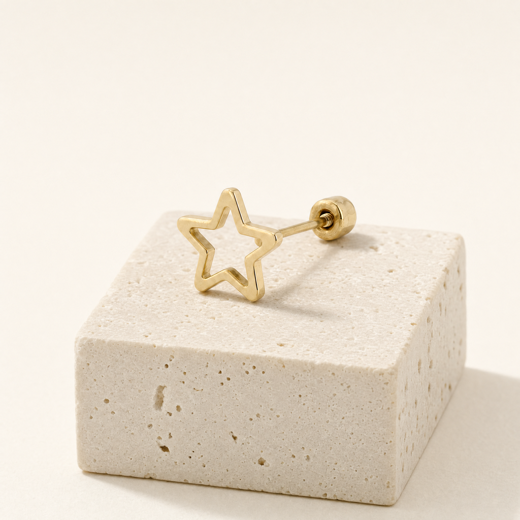 Broquel silueta estrella de oro 10k, una pieza sobre piedra clara