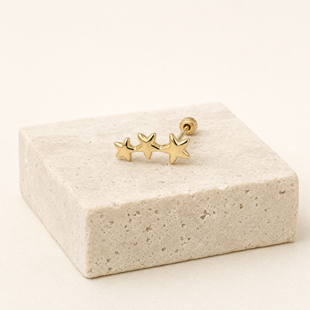 Broquel triple estrella de oro 10k, una pieza sobre piedra clara