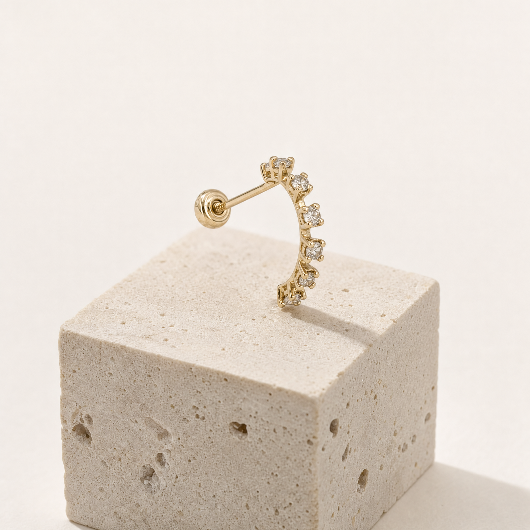 Broquel media arracada zirconia de oro 10k, una pieza sobre piedra clara