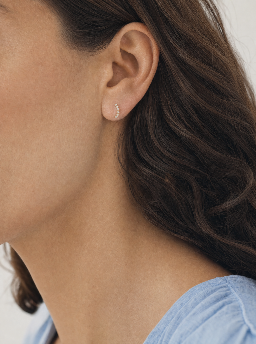 Broquel Media Arracada Zirconia Oro 10K puesto en oreja — escala real