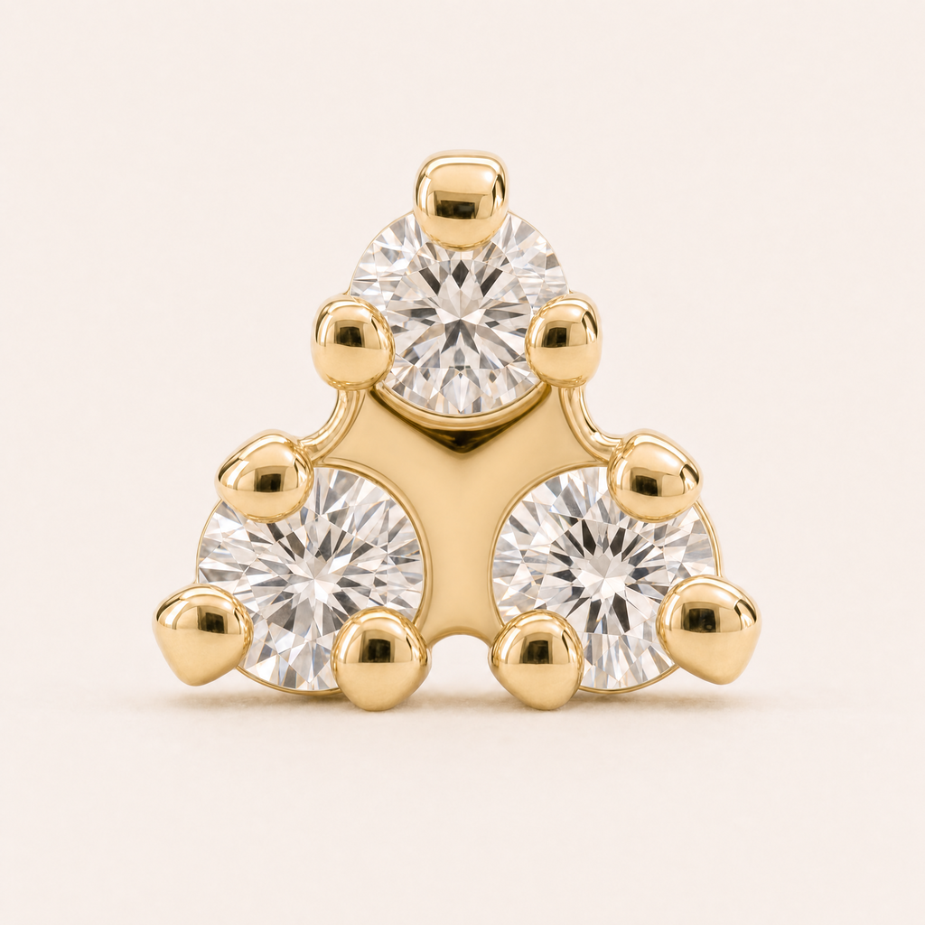 Broquel Tresillo Micro de oro 10k, acercamiento de las tres zirconias y su engaste.