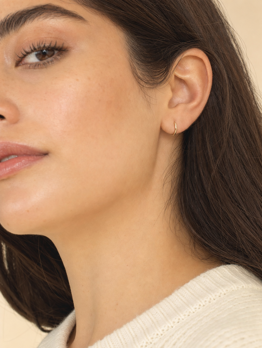 Arracada Lisa 8.8 mm Oro 10k puesta — modelo