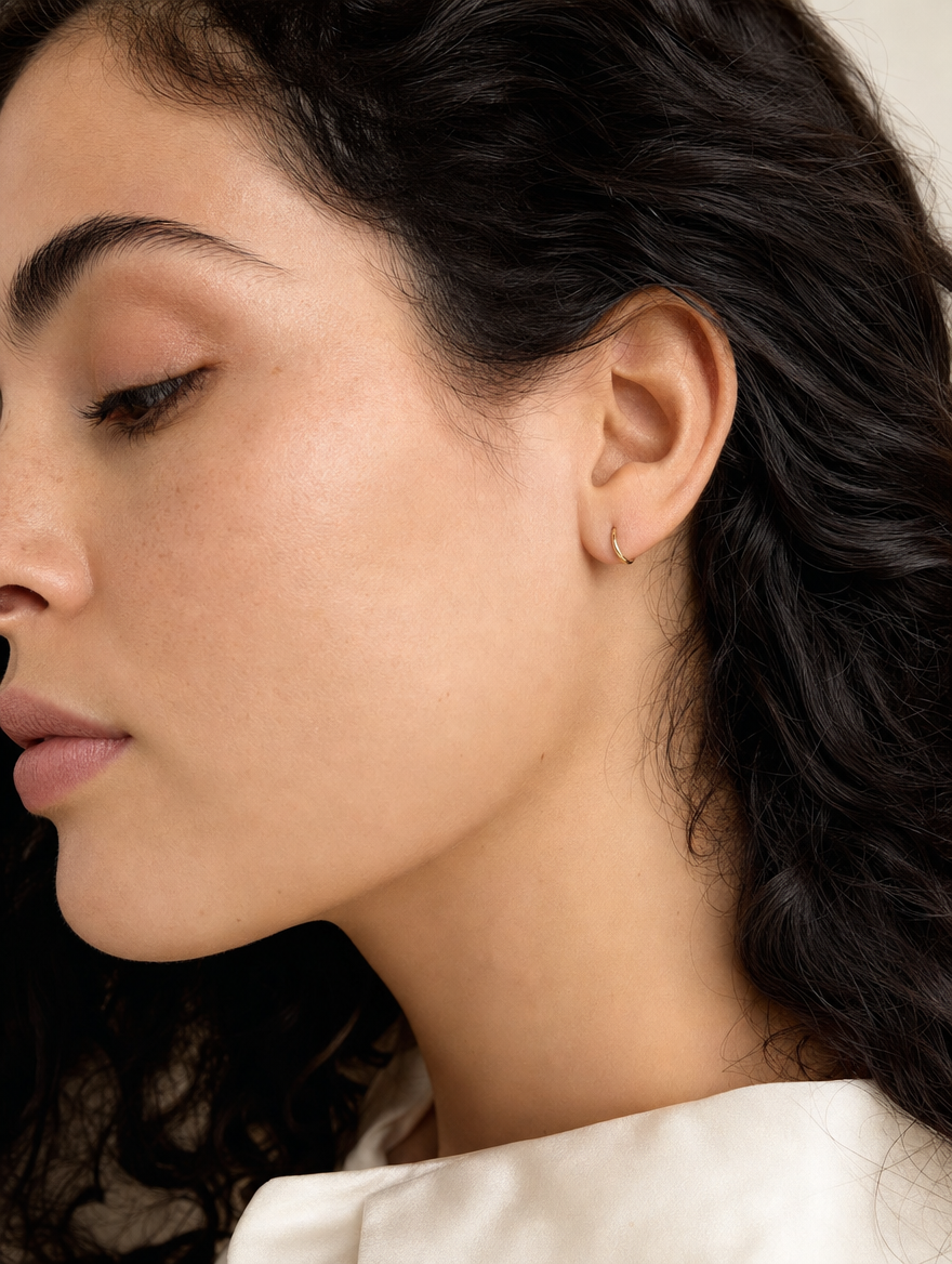 Arracada Lisa 8.8 mm Oro 10k puesta — modelo, vista de perfil