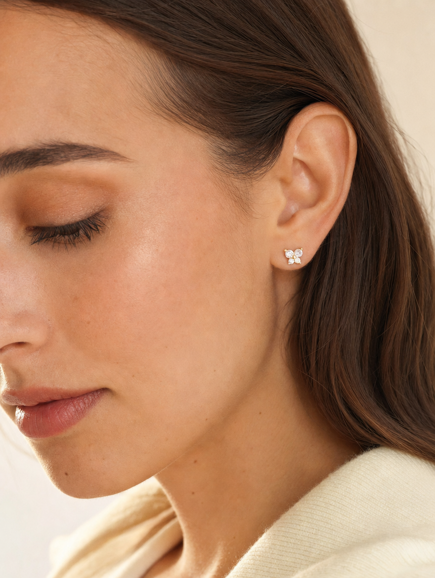 Broquel Mariposa Oro 10K puesto — modelo