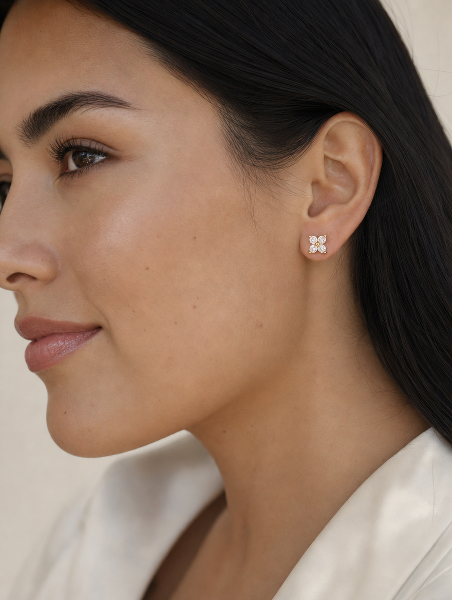Broquel Flor Cuatro Zirconias Oro 10K — puesto, modelo, perfil