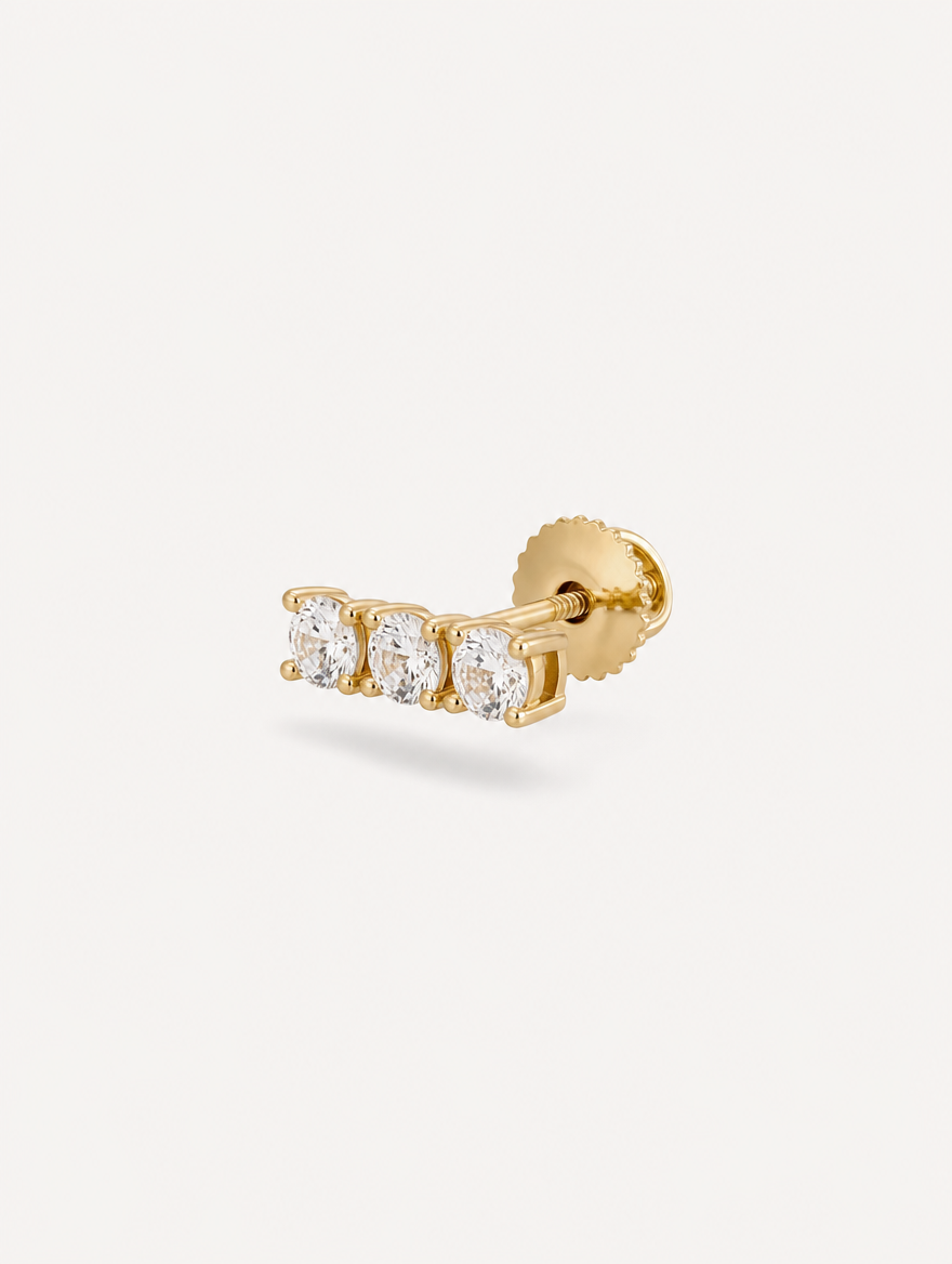 Broquel Tres Zirconias Grande Oro 10K — vista diagonal