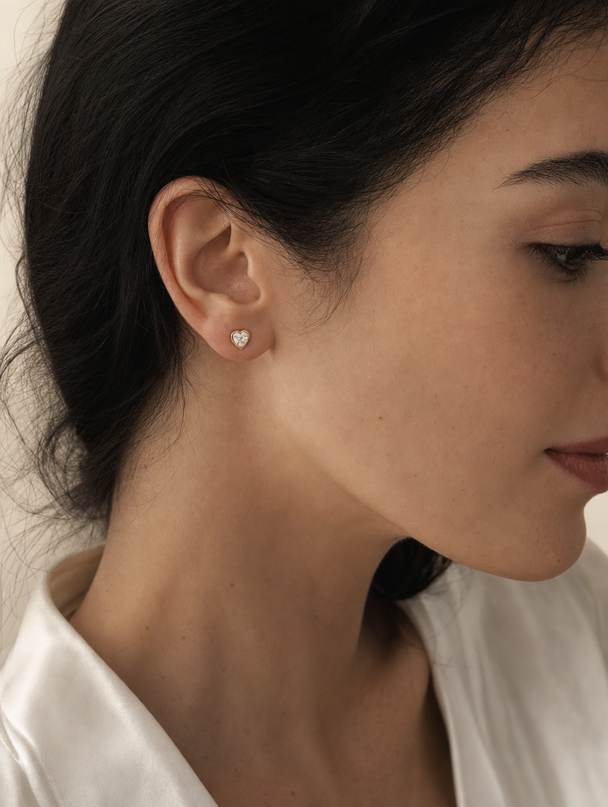 Broquel Corazón Zirconia Bisel Oro 10K puesto — modelo, perfil
