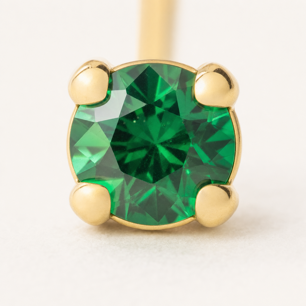 Broquel Solitario Zirconia Verde 2.25 mm Oro 10K — macro frontal