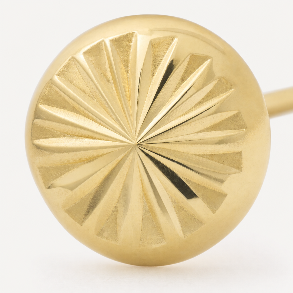 Broquel Hongo 3.6 mm Oro 10K — macro frontal