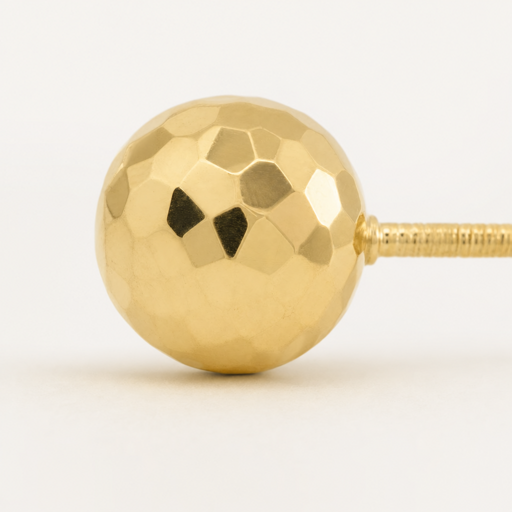 Broquel Dormilona 4.1 mm Oro 10K — macro frontal