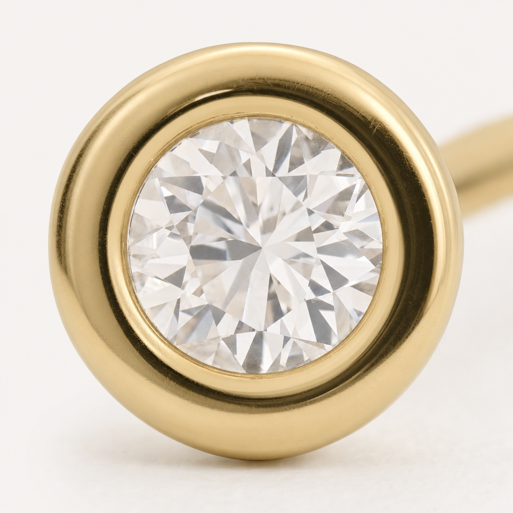 Broquel Bisel Zirconia Blanca 2.5 mm Oro 10K — macro frontal