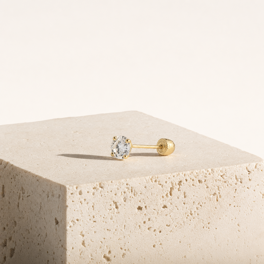 Broquel Solitario Zirconia Blanca 4 mm Oro 10K — bodegón editorial