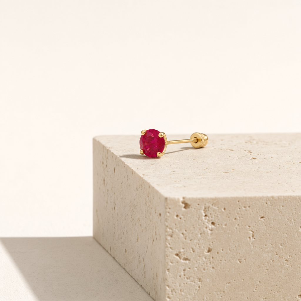 Broquel Solitario Zirconia Rubí 4 mm Oro 10K — bodegón editorial
