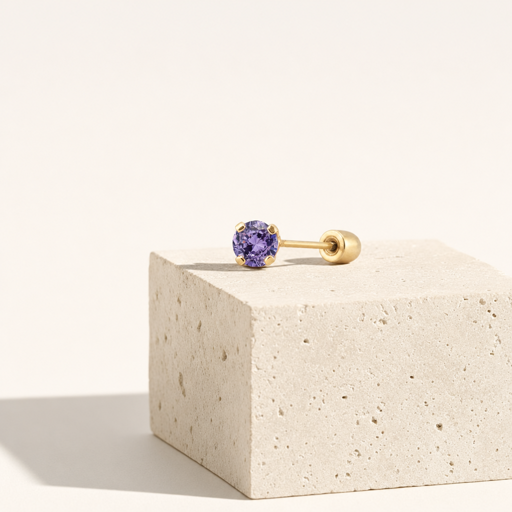 Broquel Solitario Zirconia Amatista 4 mm Oro 10K — bodegón editorial