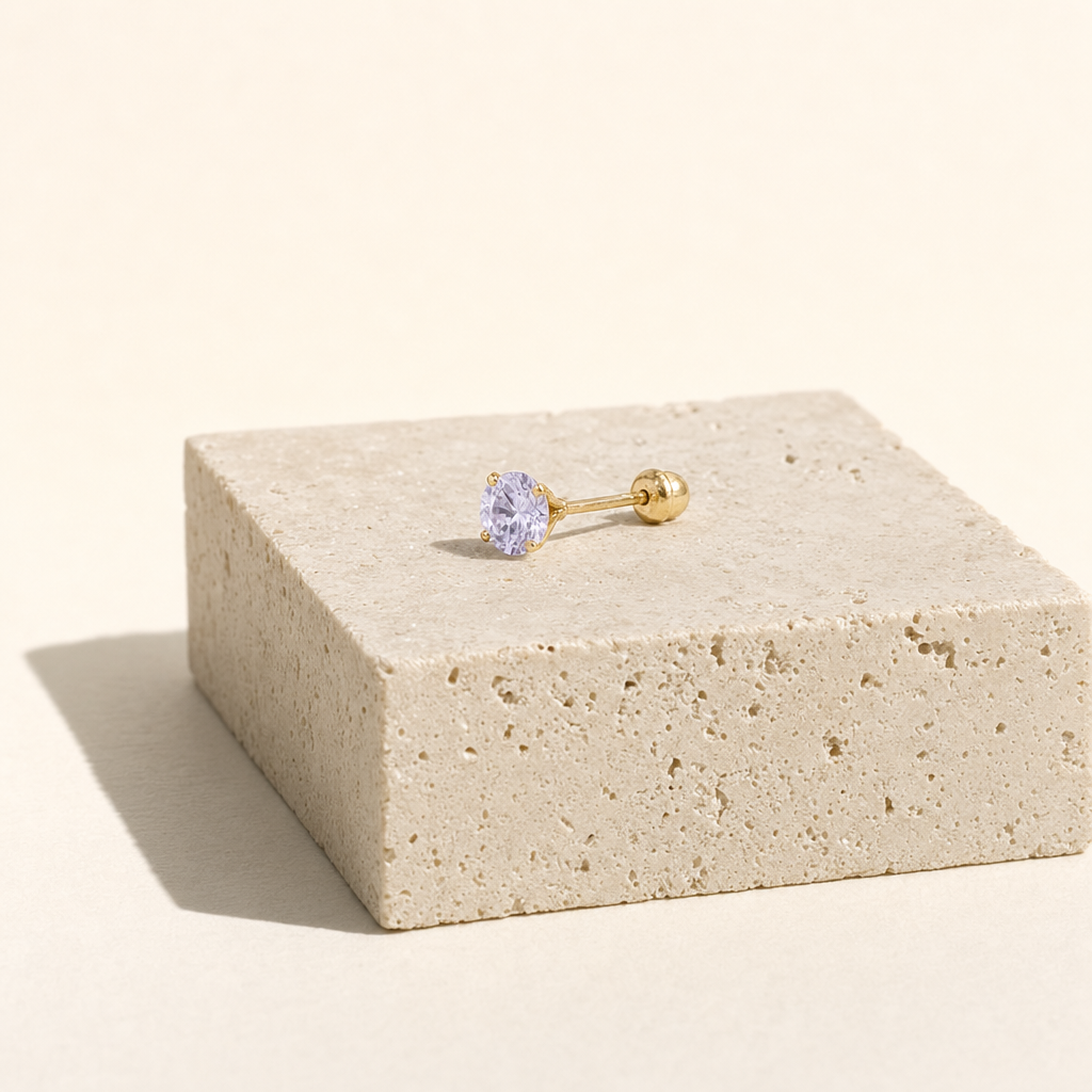 Broquel Solitario Zirconia Lila 4 mm Oro 10K — bodegón editorial