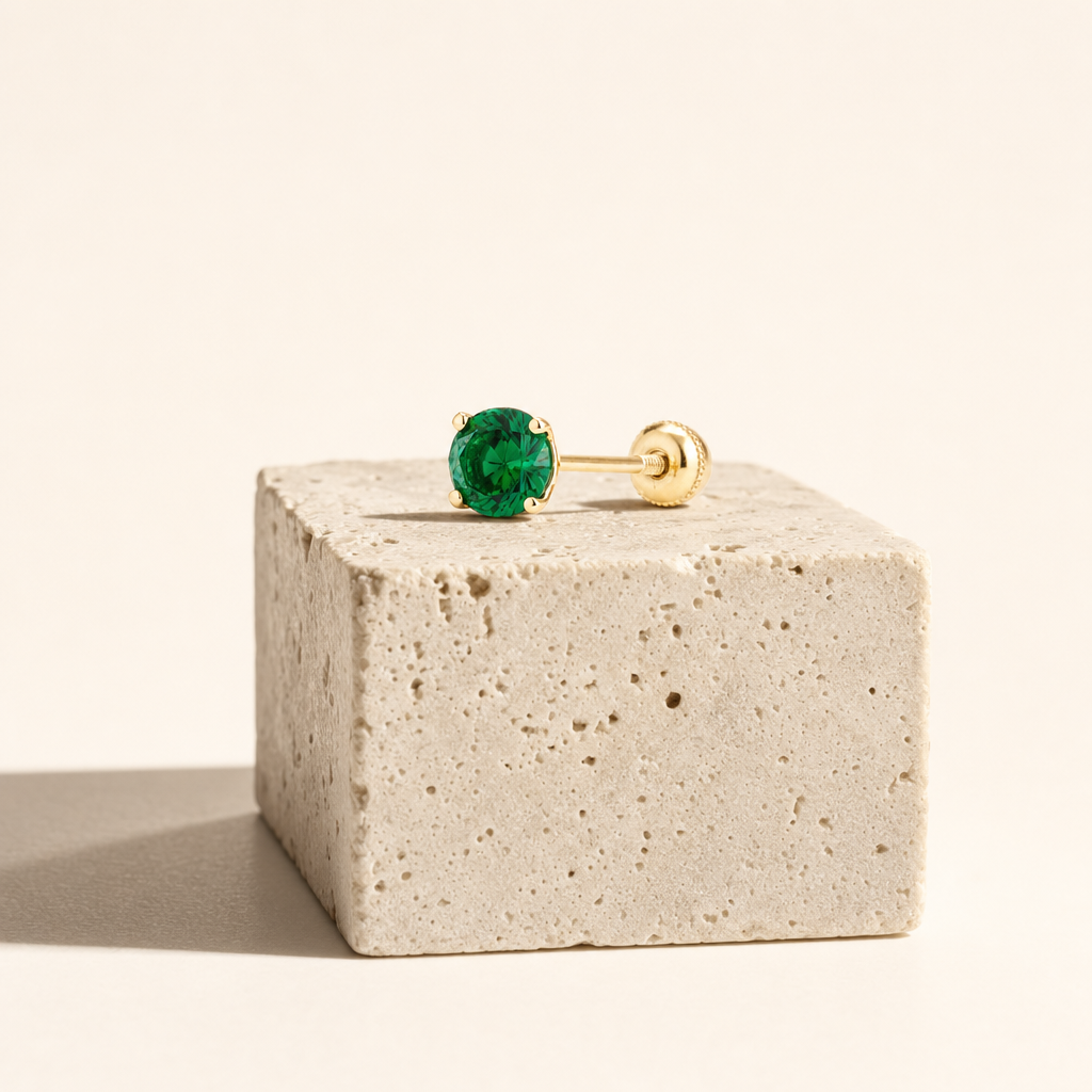 Broquel Solitario Zirconia Verde 4 mm Oro 10K — bodegón editorial