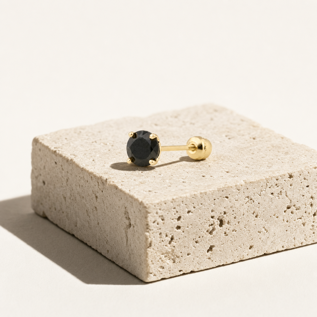 Broquel Solitario Zirconia Negra 4 mm Oro 10K — bodegón editorial