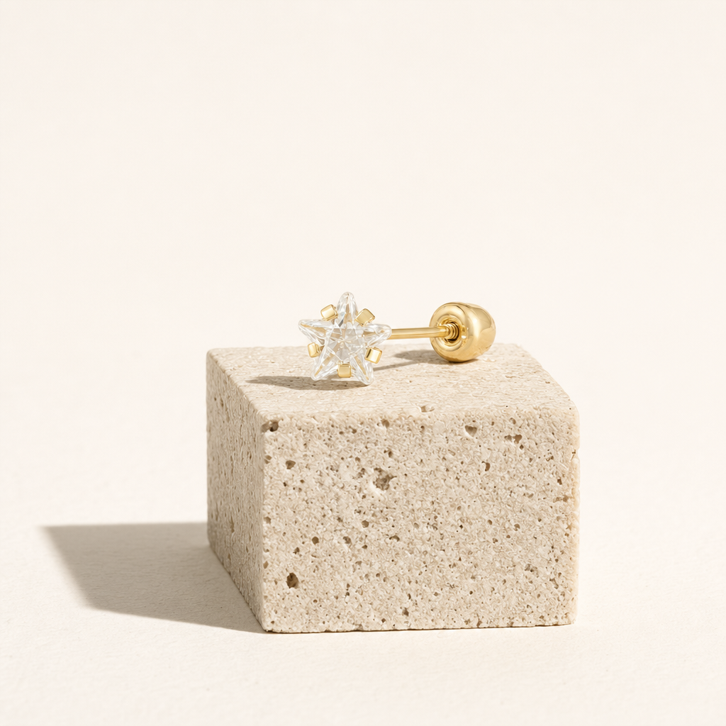 Broquel Estrella Zirconia 4 mm Oro 10K — bodegón editorial