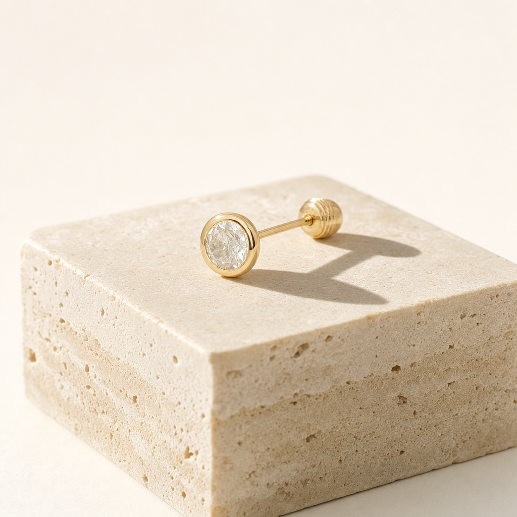 Broquel Bisel Zirconia Blanca 4 mm Oro 10K — bodegón editorial