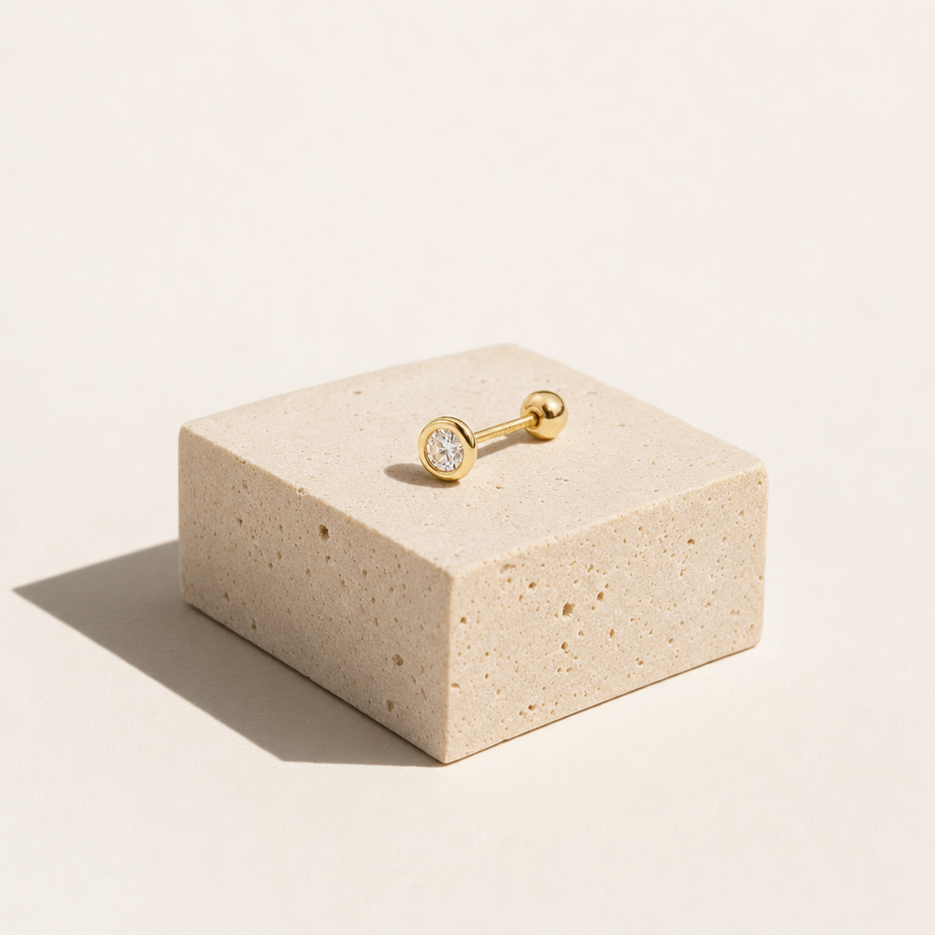 Broquel Bisel Zirconia Blanca 3 mm Oro 10K — bodegón editorial