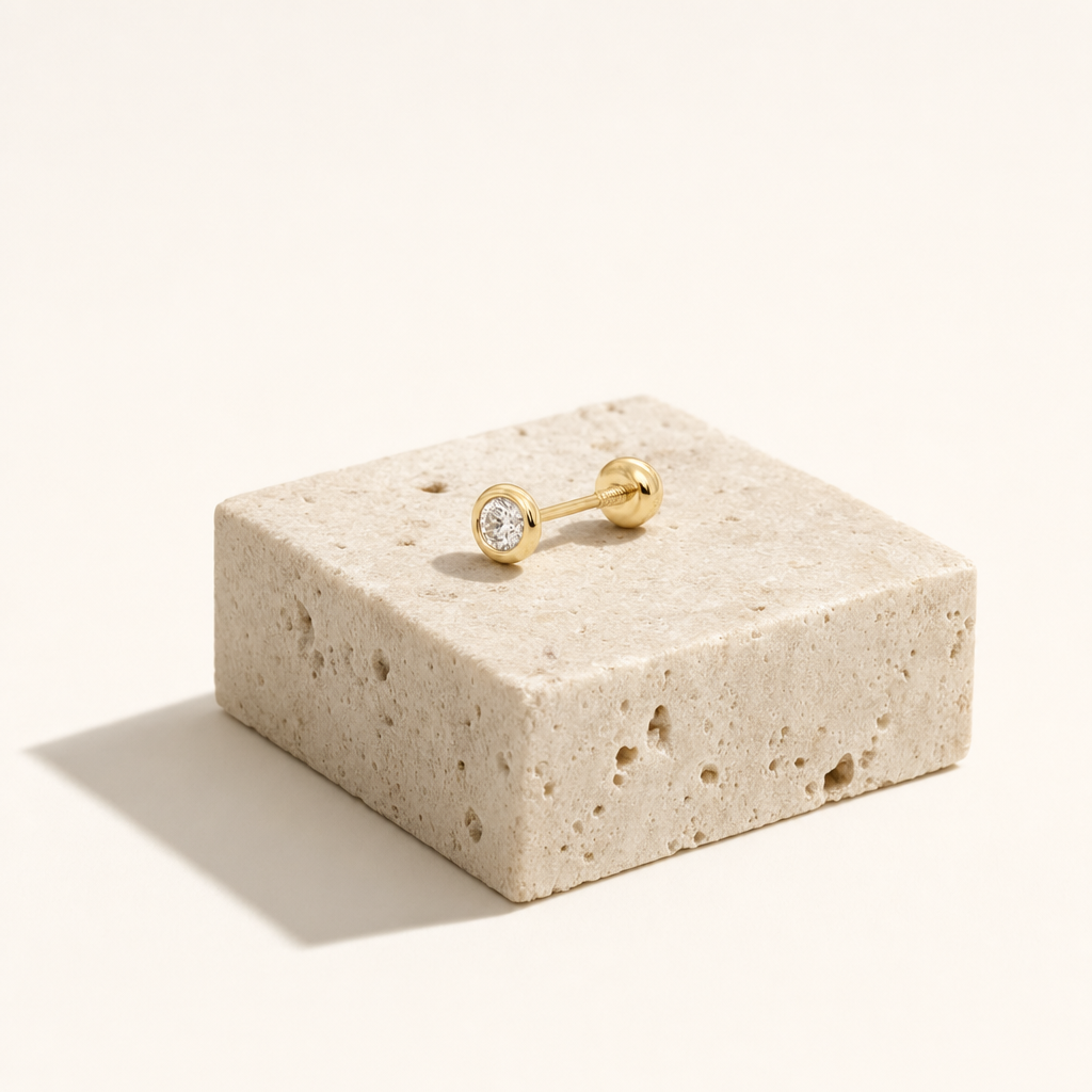 Broquel Bisel Zirconia Blanca 2.5 mm Oro 10K — bodegón editorial