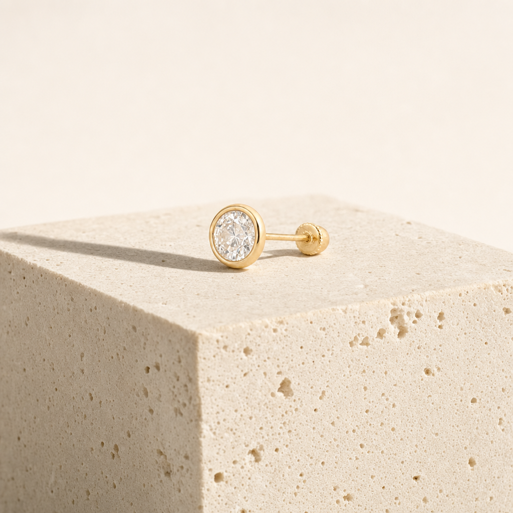 Broquel Bisel Zirconia Blanca 5 mm Oro 10K — bodegón editorial