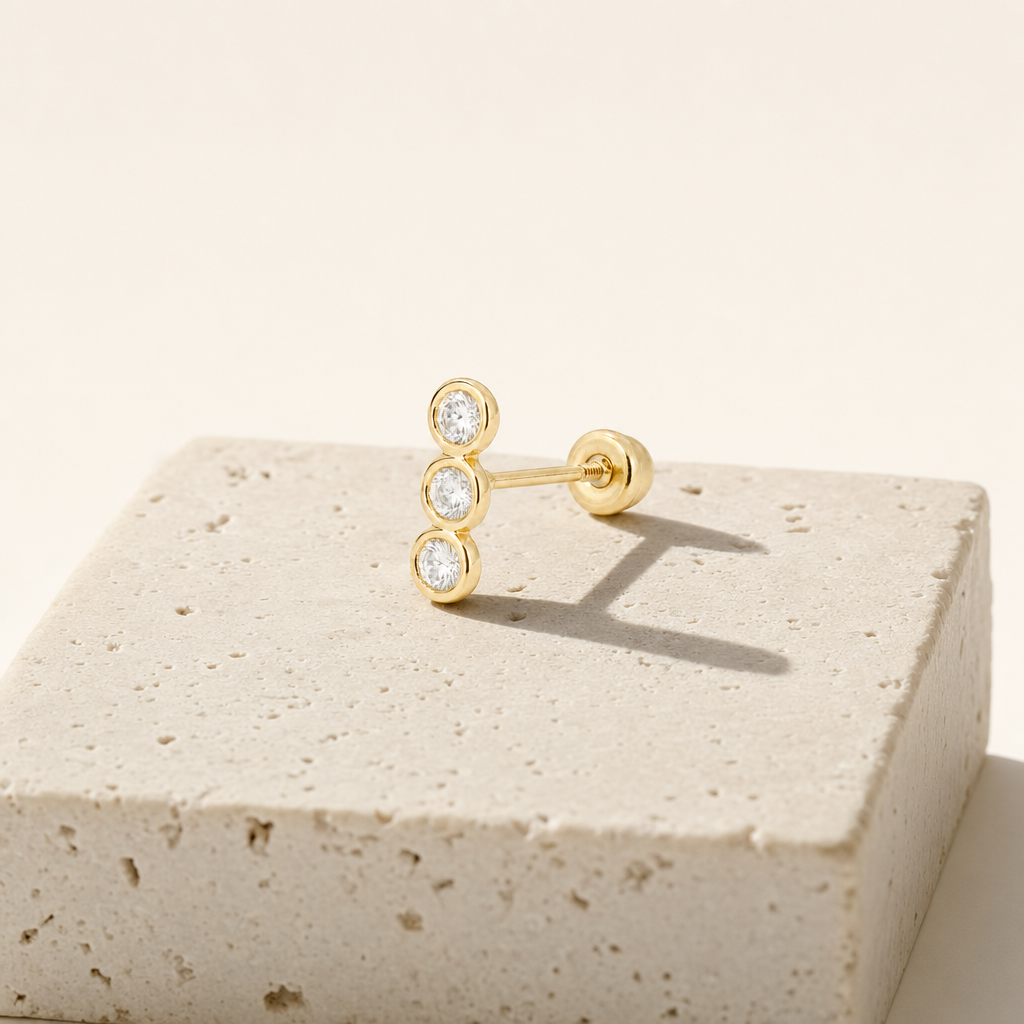 Broquel Tres Biseles Zirconia Oro 10K — bodegón editorial