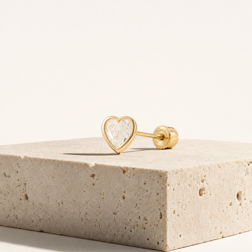 Broquel Bisel Corazón Zirconia 4 mm Oro 10K — bodegón editorial