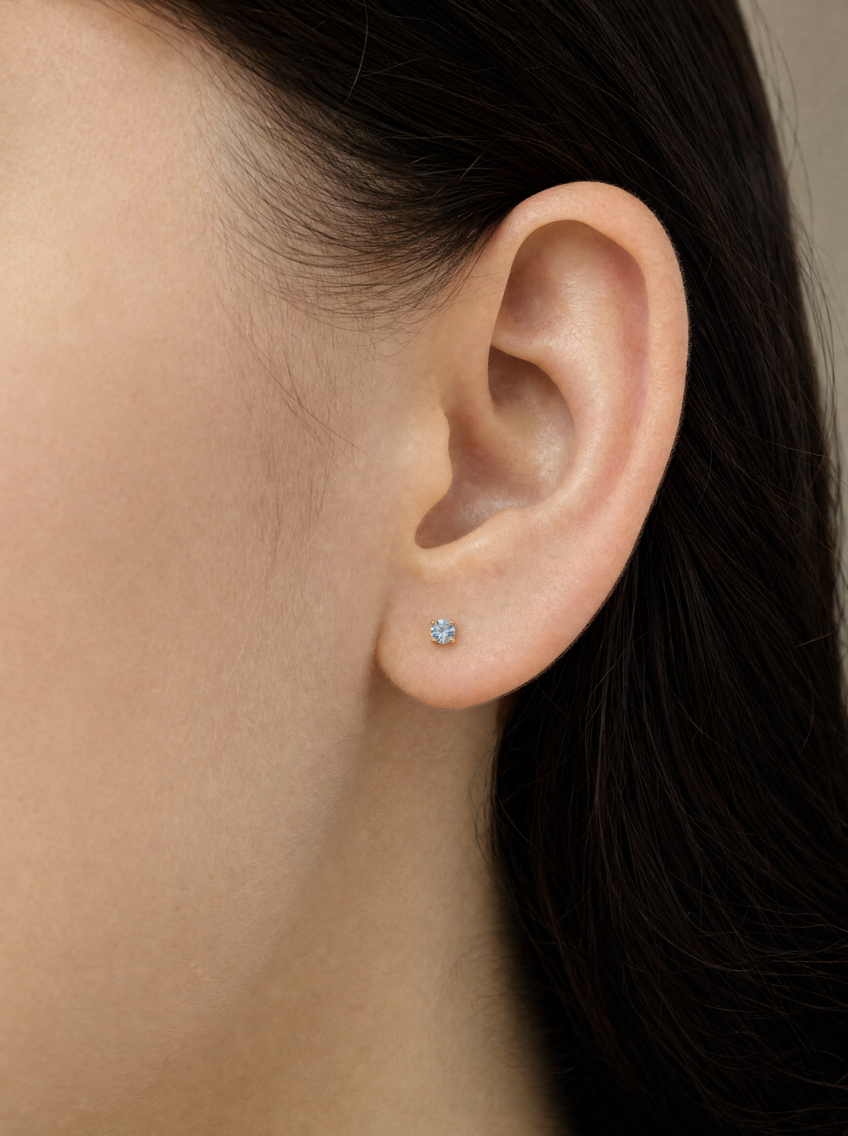 Broquel Solitario Zirconia Aqua 4 mm Oro 10K puesto — modelo