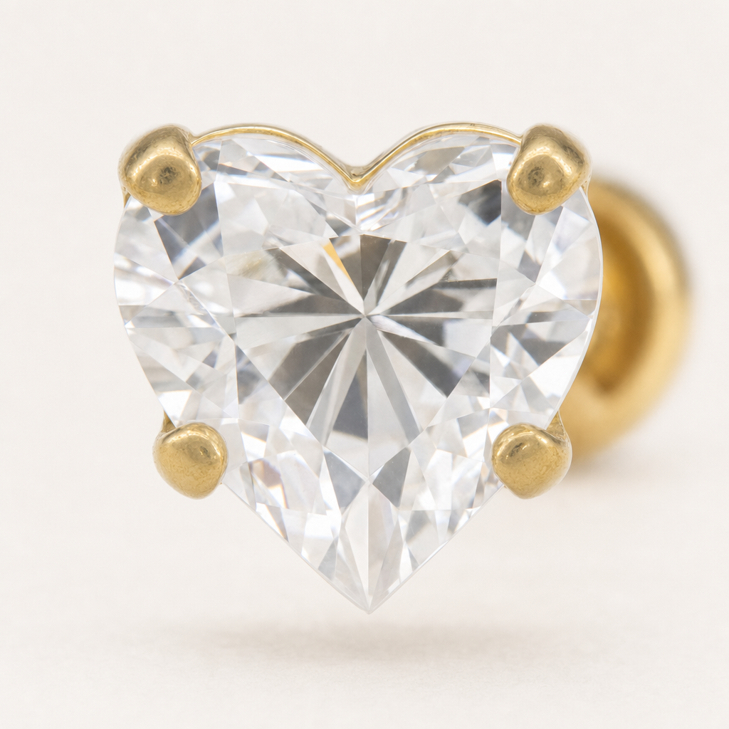 Broquel Corazón Zirconia 4 mm Oro 10K — macro frontal