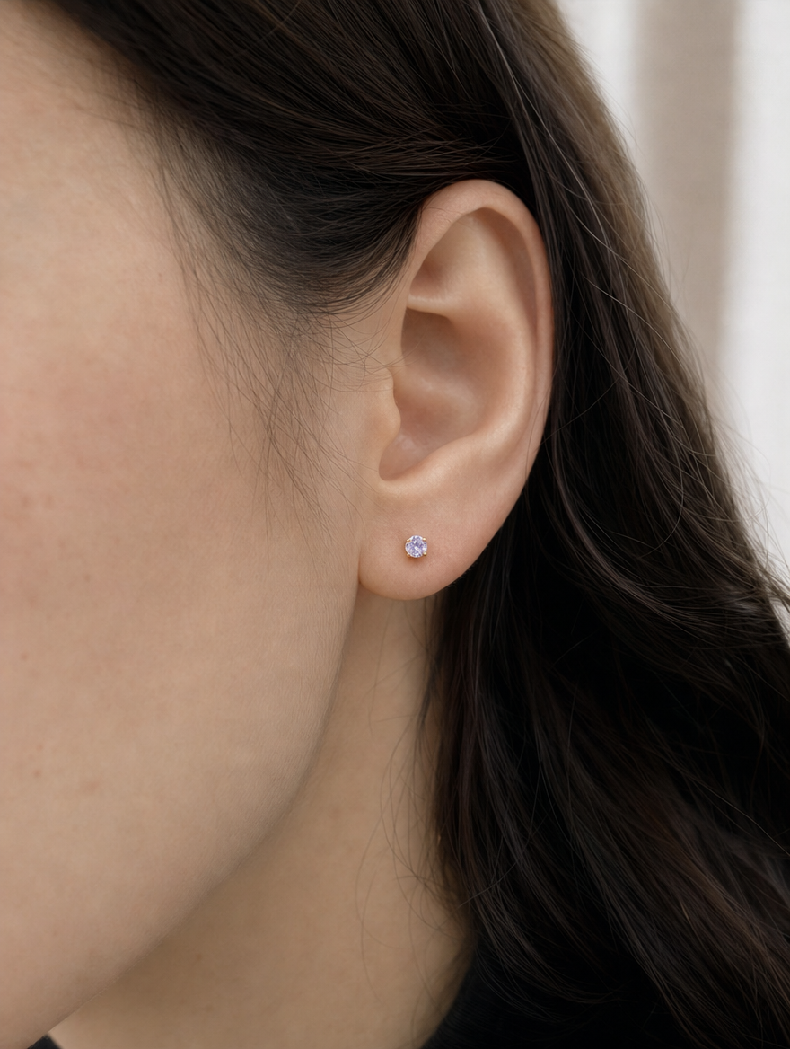 Broquel Solitario Zirconia Lila 4 mm Oro 10K puesto — modelo