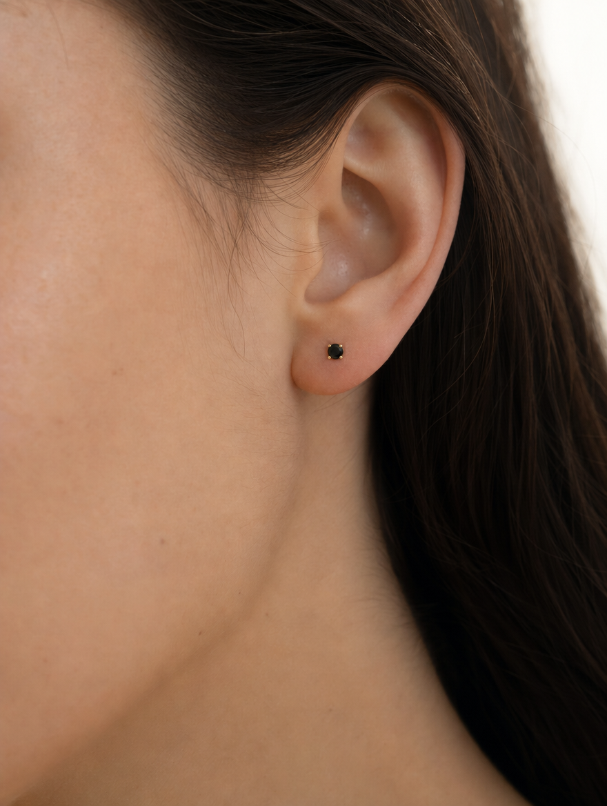 Broquel Solitario Zirconia Negra 4 mm Oro 10K puesto — modelo