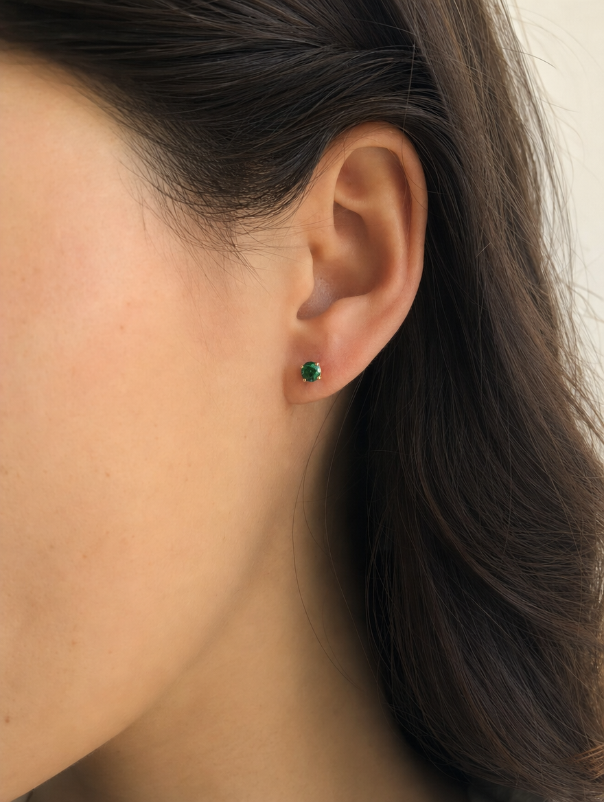 Broquel Solitario Zirconia Verde 4 mm Oro 10K puesto — modelo