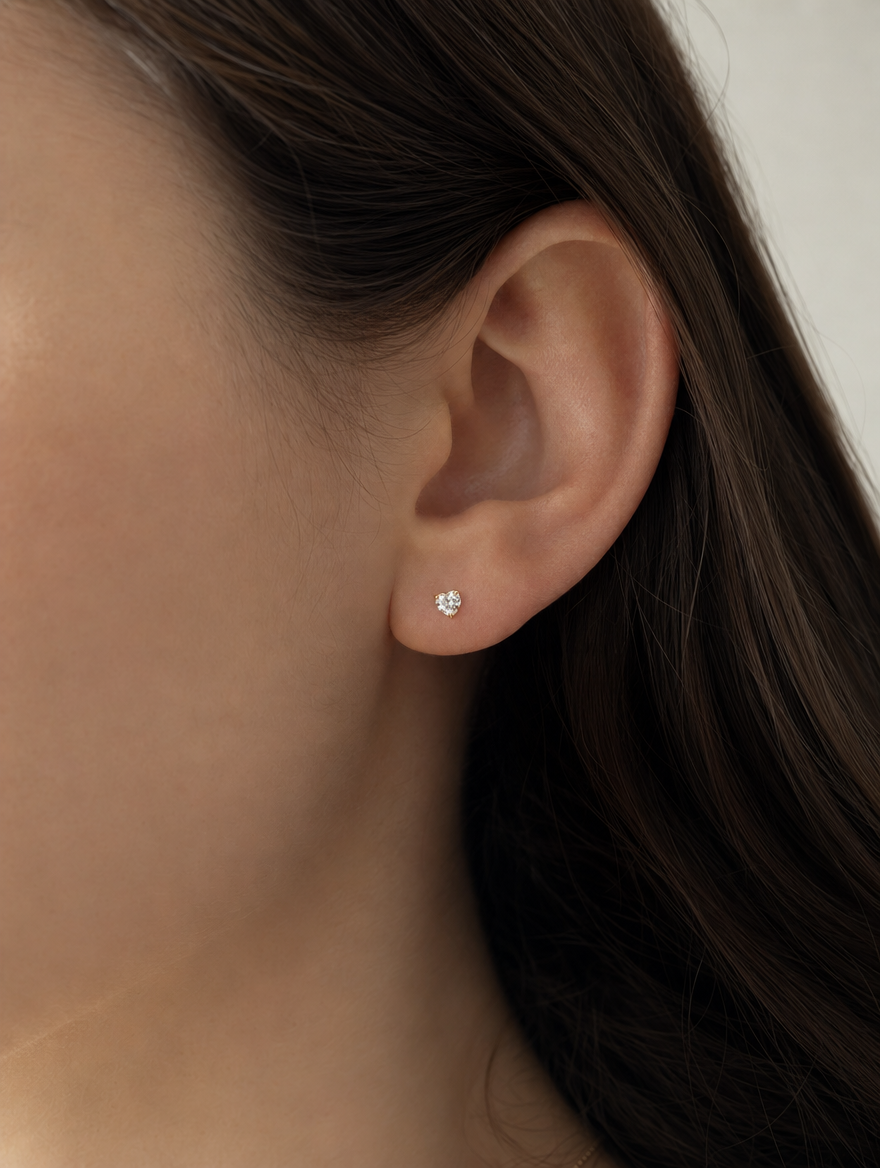 Broquel Corazón Zirconia 4 mm Oro 10K puesto — modelo