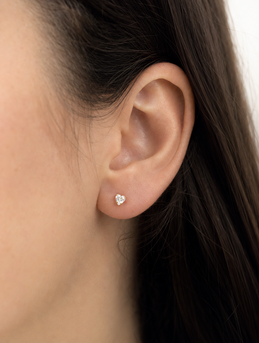 Broquel Corazón Zirconia 6 mm Oro 10K puesto — modelo