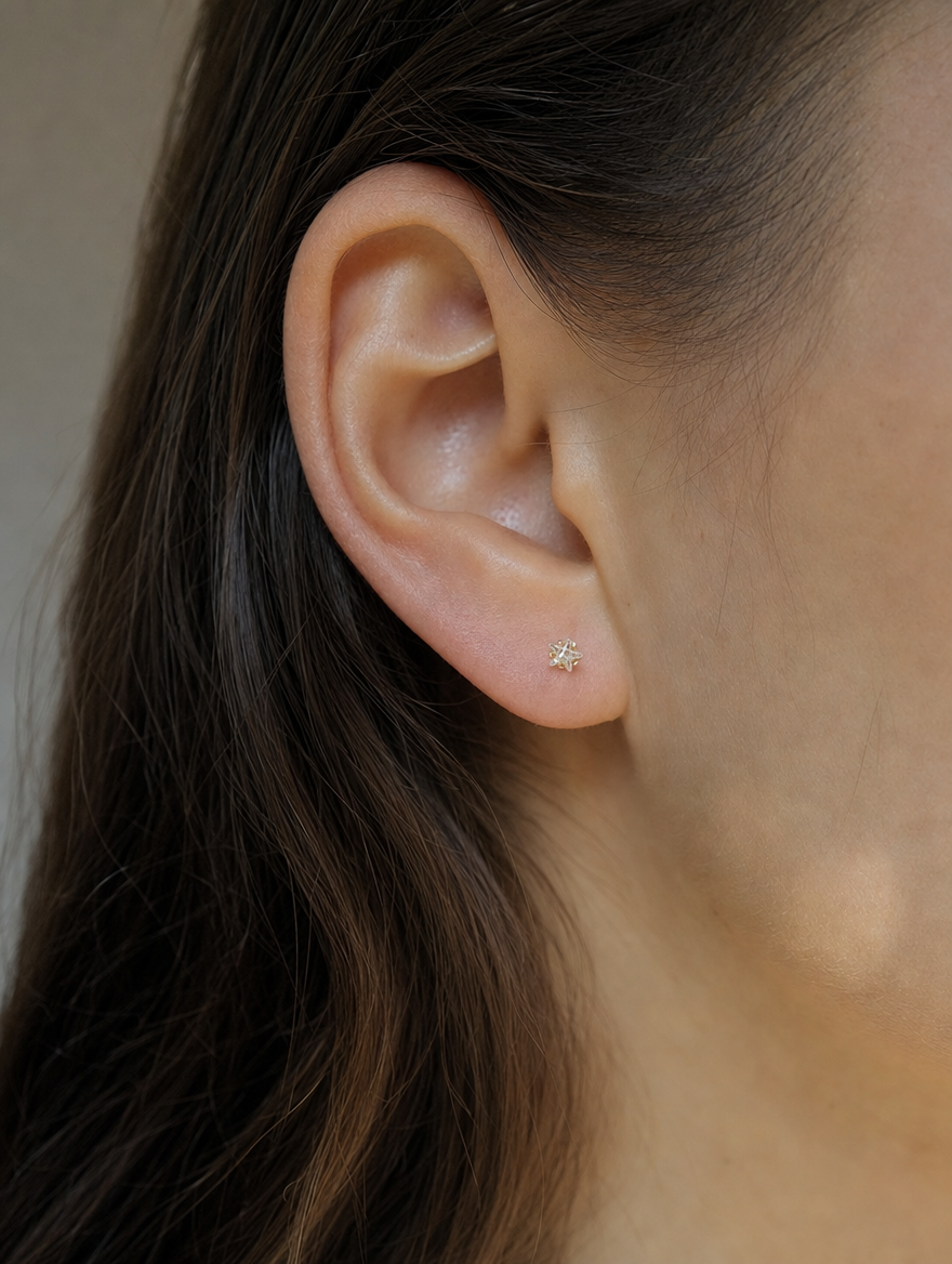 Broquel Estrella Zirconia 4 mm Oro 10K puesto — modelo