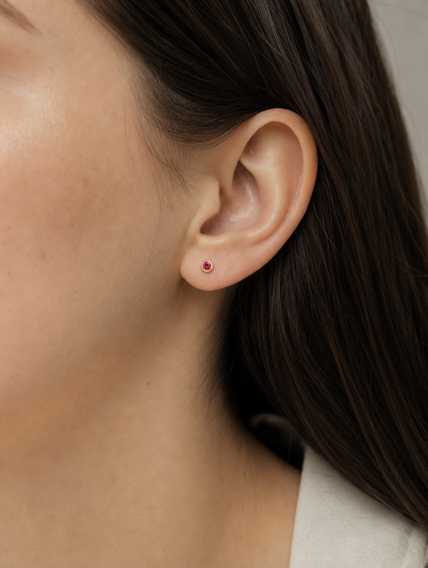 Broquel Bisel Zirconia Rubí 3 mm Oro 10K puesto — modelo