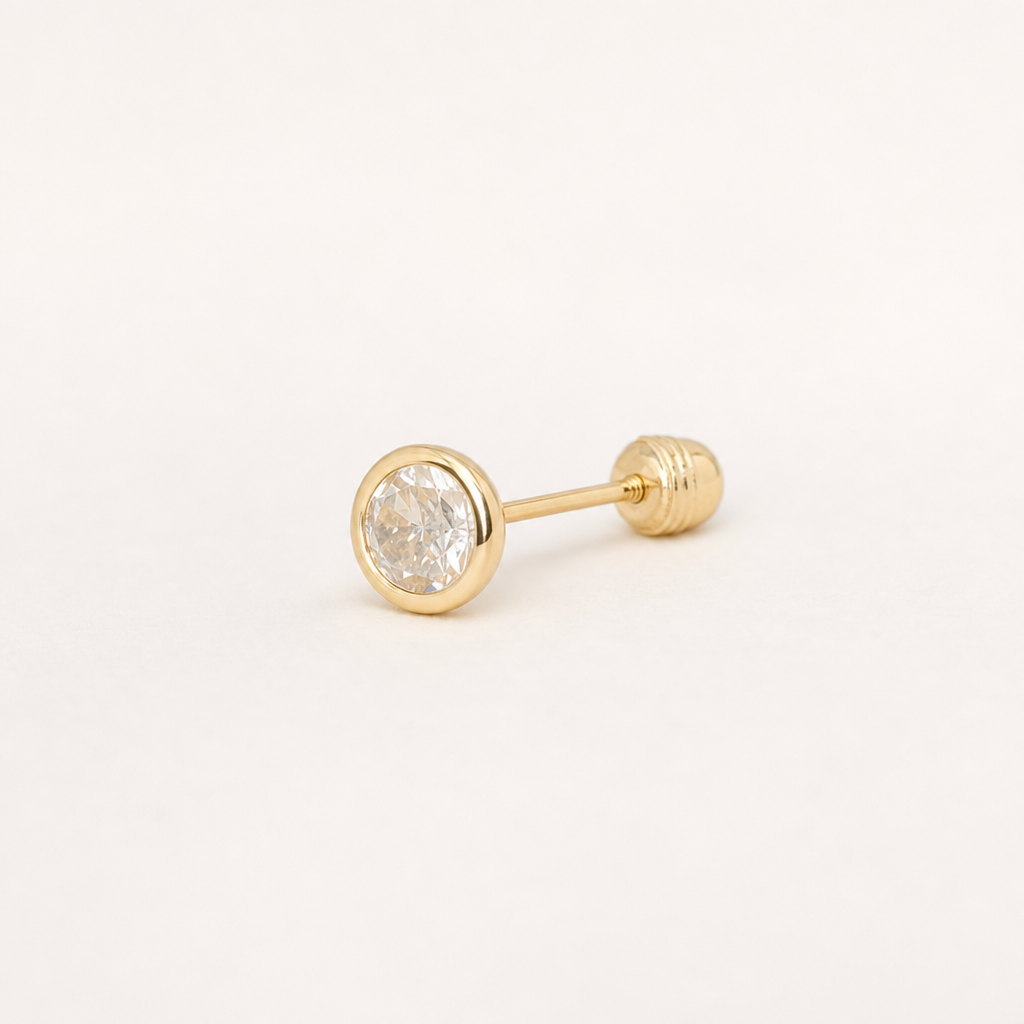 Broquel Bisel Zirconia Blanca 4 mm Oro 10K — vista diagonal
