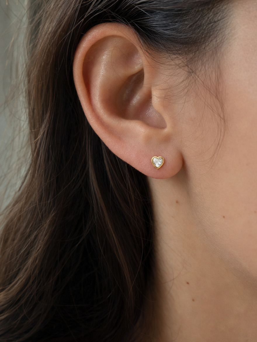Broquel Bisel Corazón Zirconia 4 mm Oro 10K puesto — modelo