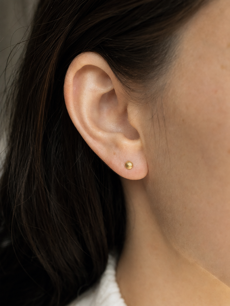 Broquel Hongo 3.6 mm Oro 10K puesto — modelo