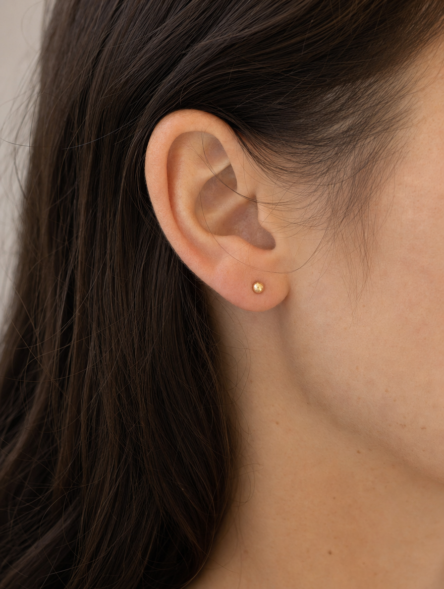 Broquel Dormilona 4.1 mm Oro 10K puesto — modelo
