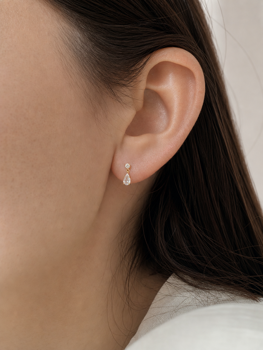 Broquel Colgante Gota Zirconia Blanca Oro 10K puesto — modelo