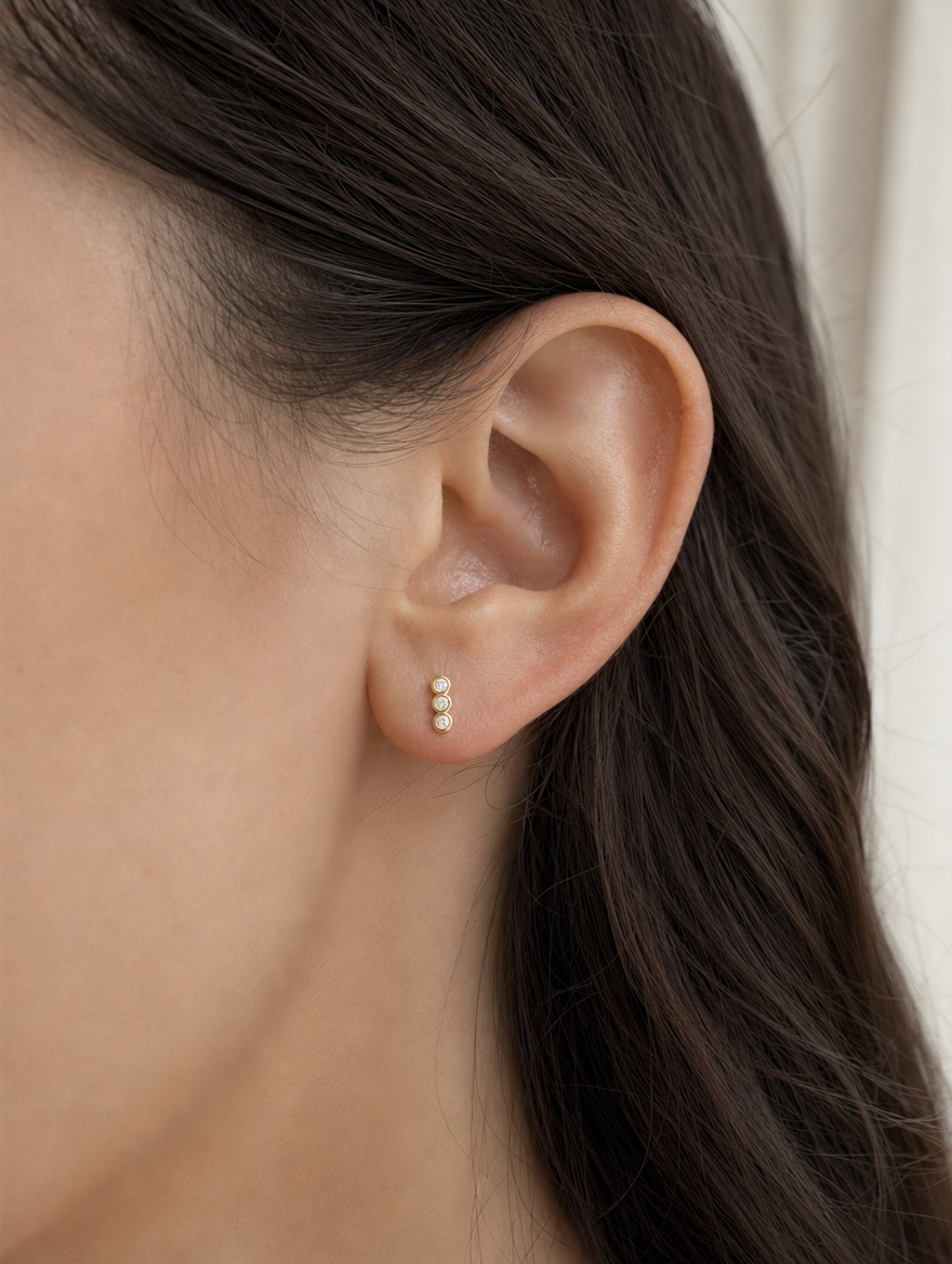 Broquel Tres Biseles Zirconia Oro 10K puesto — modelo
