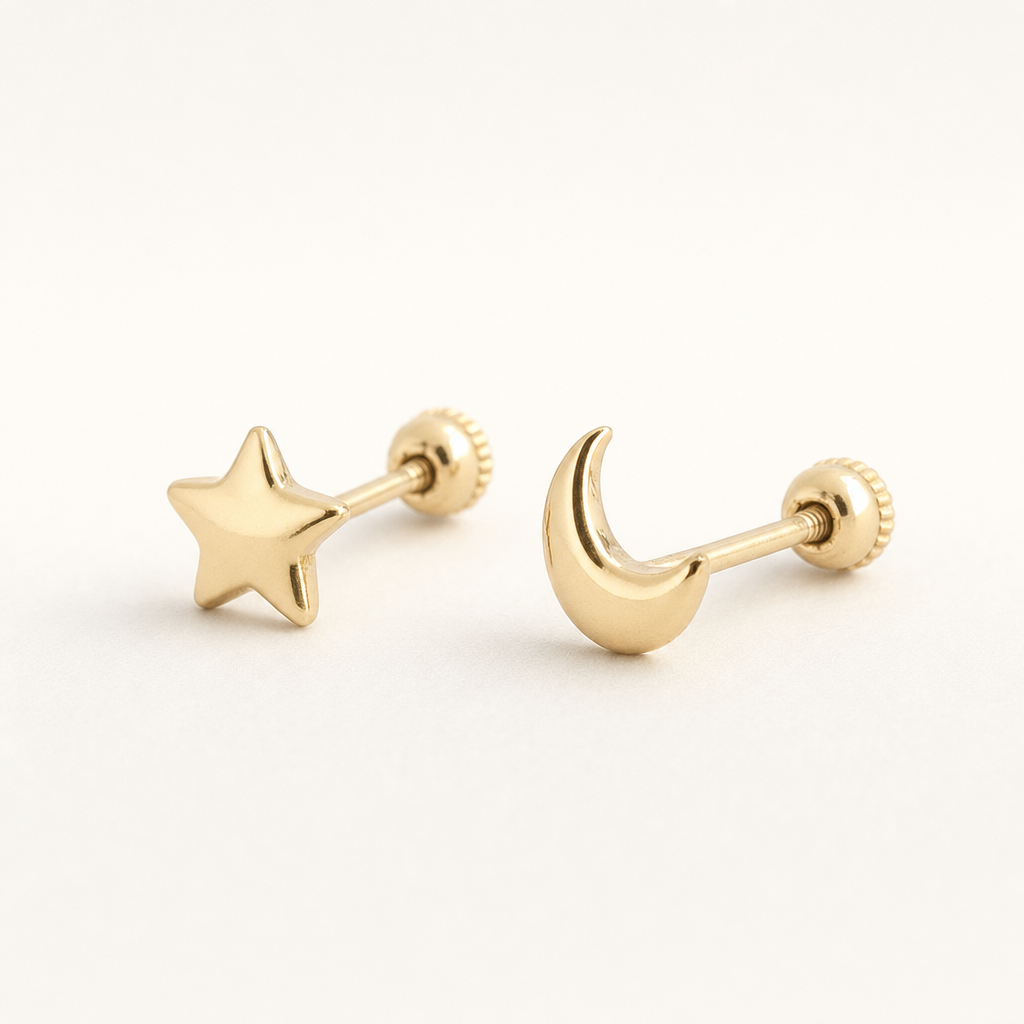Broquel Luna y Estrella Oro 10K — vista diagonal