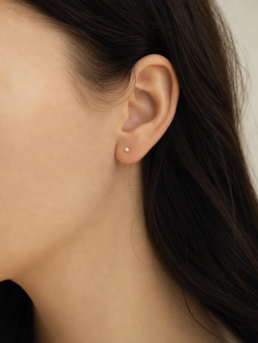 Broquel Perla 3.5 mm Oro 10K puesto — modelo